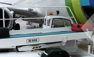 self-propelled baggage belt loader / for airports