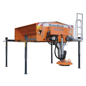 runway deicer / spreader / truck-mounted