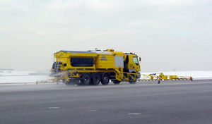 runway de-icing product / solid