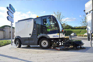 truck-mounted sweeper / for airports