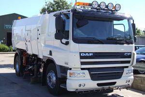 truck-mounted sweeper / for airports