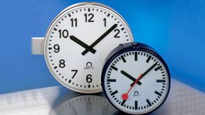 airport clock / analog / quartz