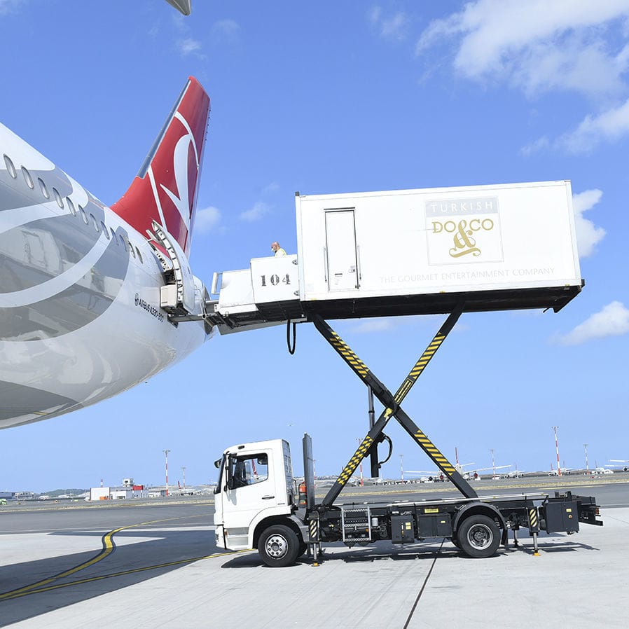 how aircraft catering is evolving? — teletype Images... Catering-Liftfahrzeug für Flughafen - 5011 - MILES GSE - mit Kühleinheit