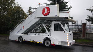 Boarding-Treppe / mit Eigenantrieb / für Flugzeuge / für Passagiere
