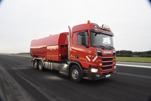 Reinigungsmaschine für Rollfeld - EHR-FAHRZEUGTECHNIK GMBH - LKW-montiert / für die Oberflächenreinigung / zur Entfernung von Gummi