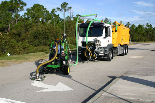 Reinigungsmaschine für Rollfeld - WATERBLASTING TECHNOLOGIES - LKW-montiert / für die Oberflächenreinigung / zur Entfernung von Gummi