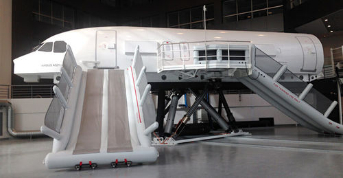Simulationskabine für Flugzeuge - CEET - TFC Flugbetrieb und Technik Beratungsgesellschaft mbH - für Trainingszwecke / mit geschlossenem Cockpit / Full-Motion