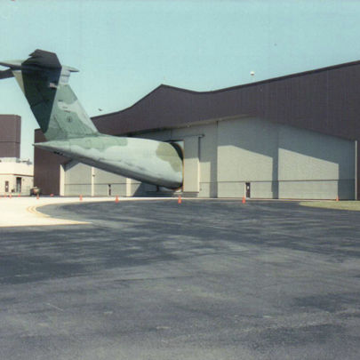 Hangar-Schiebetor - International Door, Inc