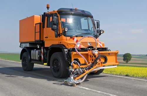 Reinigungsmaschine für Rollfeld - Unimog  - Winter Grün Markiertechnologie - LKW-montiert / für die Oberflächenreinigung / zur Entfernung von Gummi