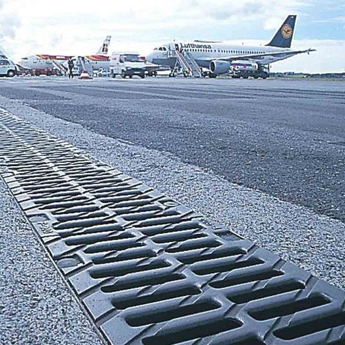 Abflussrinne für Flughafen - MultiV+ series - ULMA Architectural Solutions - Gitter / Polymerbeton / galvanisiertem Stahlgitter