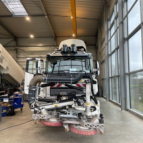 Tunnelreinigungs-Reinigungsmaschine - double twister telescope - Maschinenbau Cernota GmbH & Co. KG - für Rollfeld / LKW-montiert / für die Oberflächenreinigung