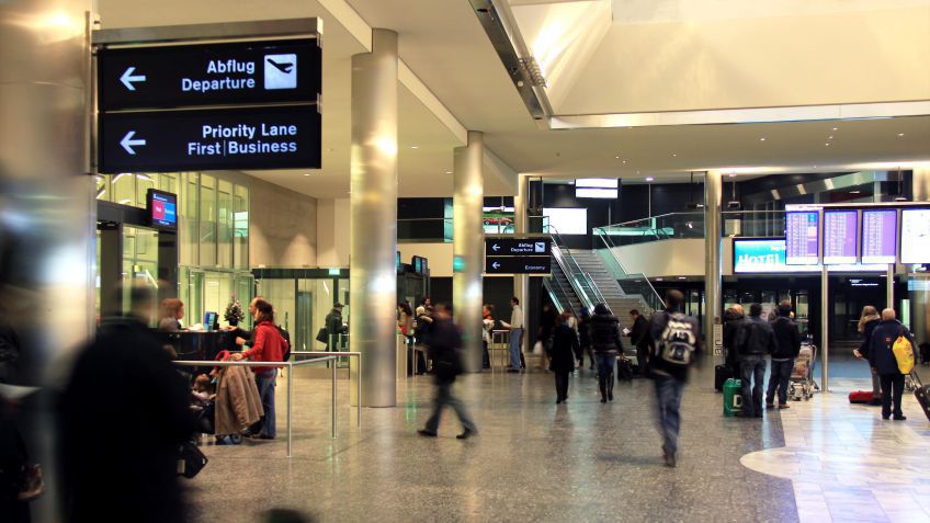 Del laberinto a la pista: Cómo las Señales Simples Transforman tu Experiencia en el Aeropuerto 2 señales en aeropuertos