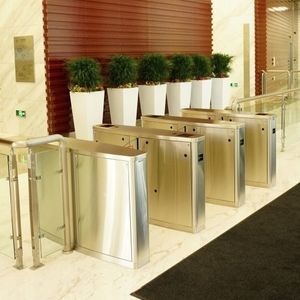 puerta de embarque automática con lector de tarjetas