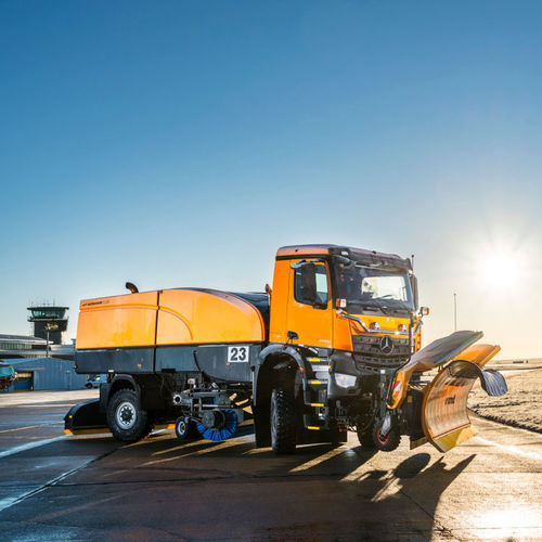 Barredora para pista de aeropuerto - CJS - AEBI SCHMIDT HOLDING AG - montada en camión / compacta / multifunción