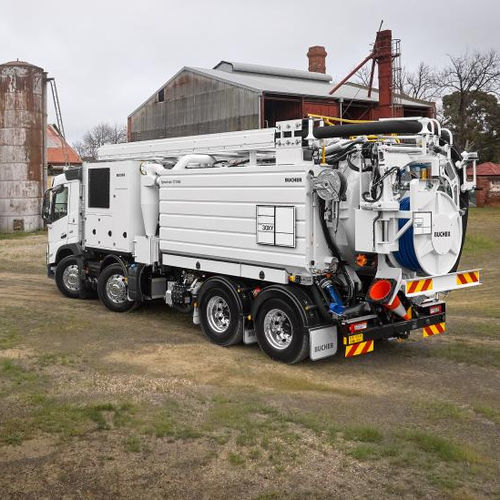 Máquina de limpieza para pista de aeropuerto - Spoutvac C140 - BUCHER MUNICIPAL - montada sobre camión / para limpieza de superficies