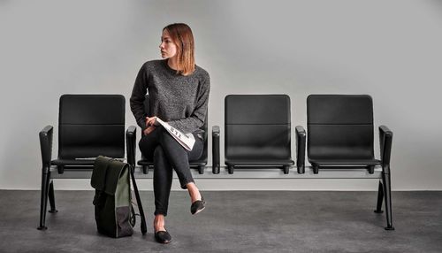 Asiento con estructura modular para aeropuerto - Contact - Zoeftig - 4 plazas / de madera / de cuero