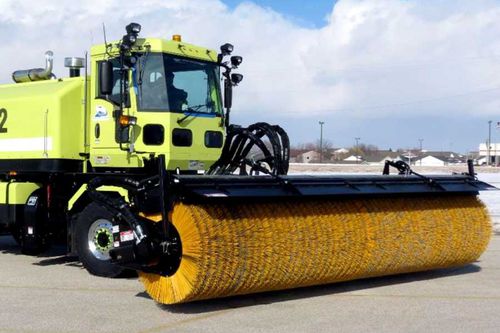 Cepillo para barredora para pista de aeropuerto - 4600 Pivot Lift - M-B Companies, Inc.