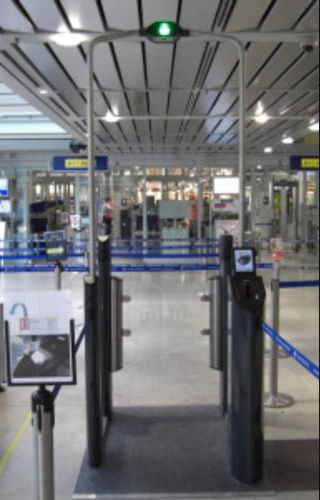 Paso automatizado rápido en las fronteras para aeropuerto - IS-EGate - Integral Systems - con lector de códigos de barras / con lector de pasaportes / con lector de tarjetas de embarque