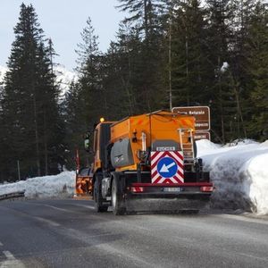 déverglaceuse pour piste d'aéroport