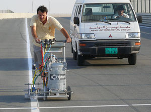 machine de traçage de ligne accompagnée