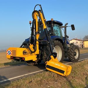 faucheuse montée sur tracteur