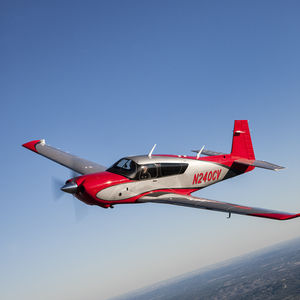 avion de tourisme 4 places / monomoteur / avec moteur à pistons