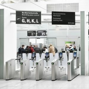 e-gate pour l'embarquement avec lecteur codes-barres