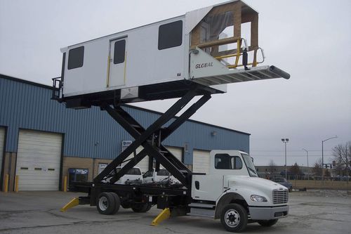 Ambulift autotracté - GLOBAL GROUND SUPPORT LLC - avec air conditionné / avec chauffage / pour aéroport