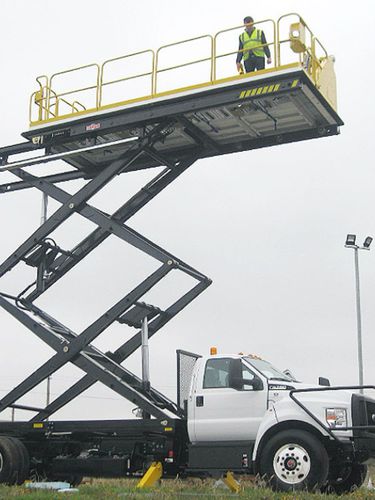 Plateforme élévatrice de travail - MPL 32 TM - MALLAGHAN - d'accès / à ciseaux / pour avion