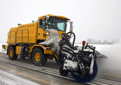 Souffleuse à neige montée sur camion - H-Series XF Broom - Oshkosh Airport Products - pour aéroport