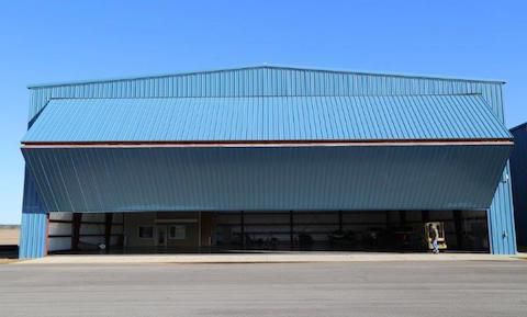 Porte de hangar pliante - Well Bilt Industries USA, LLC