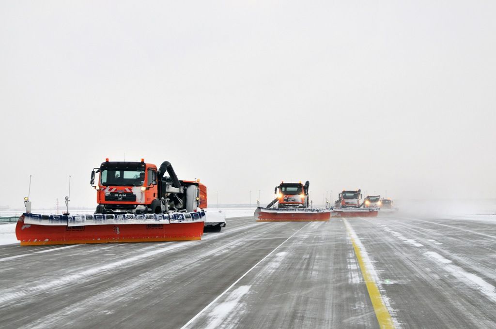 Runway snow plow - MS - AEBI SCHMIDT HOLDING AG