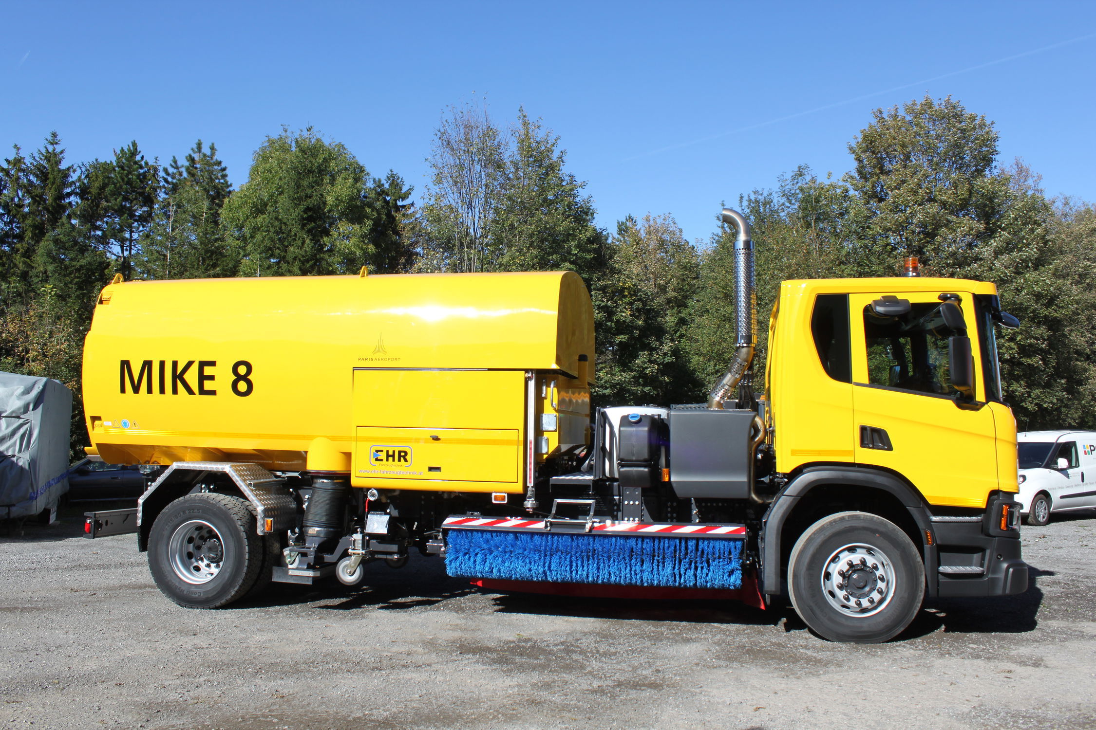 Airport runway deicing vehicle EHRFAHRZEUGTECHNIK GMBH sprayer