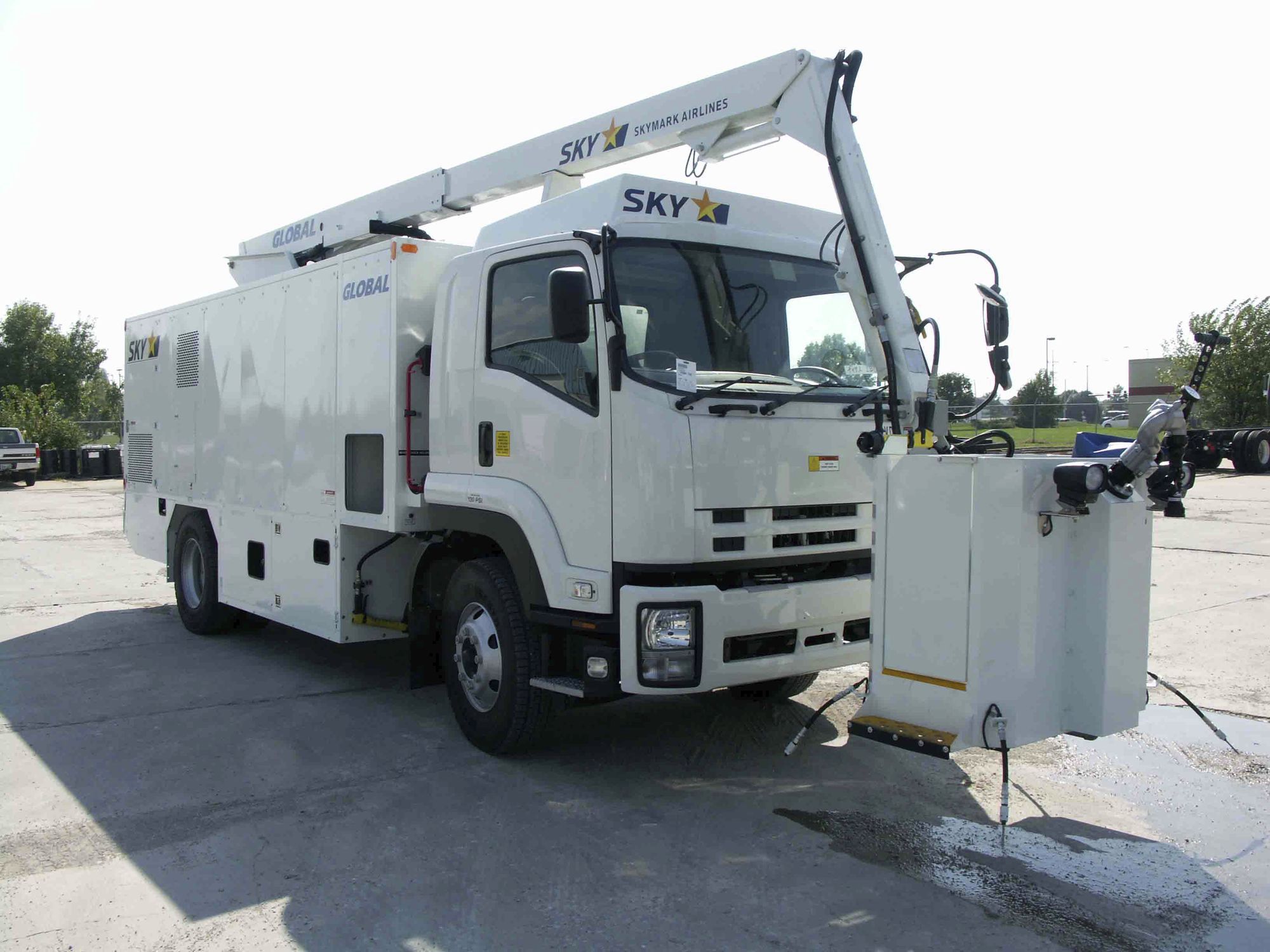 Aircraft deicing vehicle Ultimate 2200 GLOBAL GROUND SUPPORT LLC