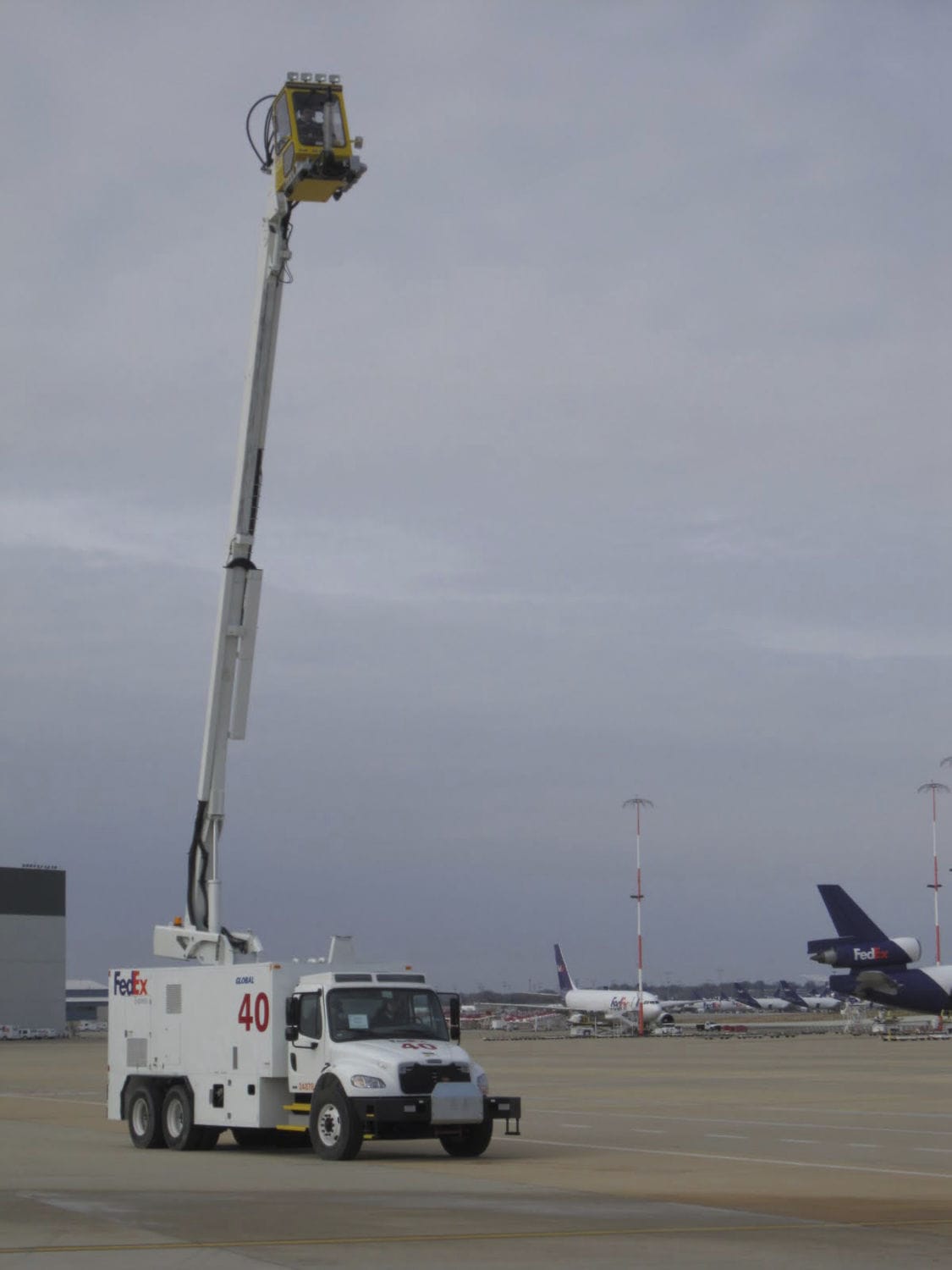 Aircraft deicing vehicle Ultimate 2200XR GLOBAL GROUND SUPPORT LLC