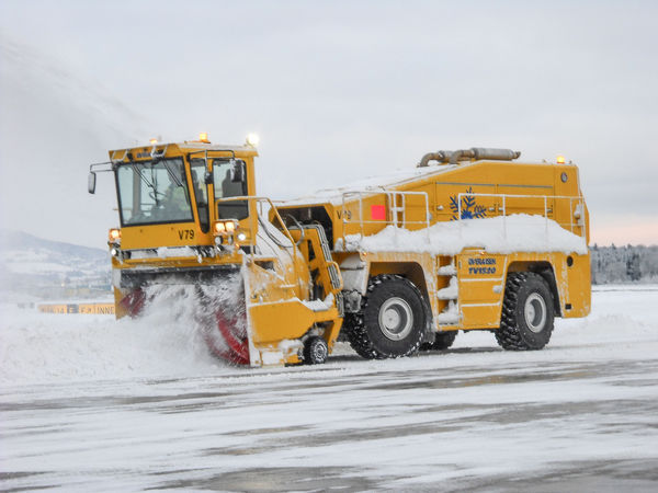 Self-propelled snow blower - TV 1520 - ØVERAASEN AS - for runway