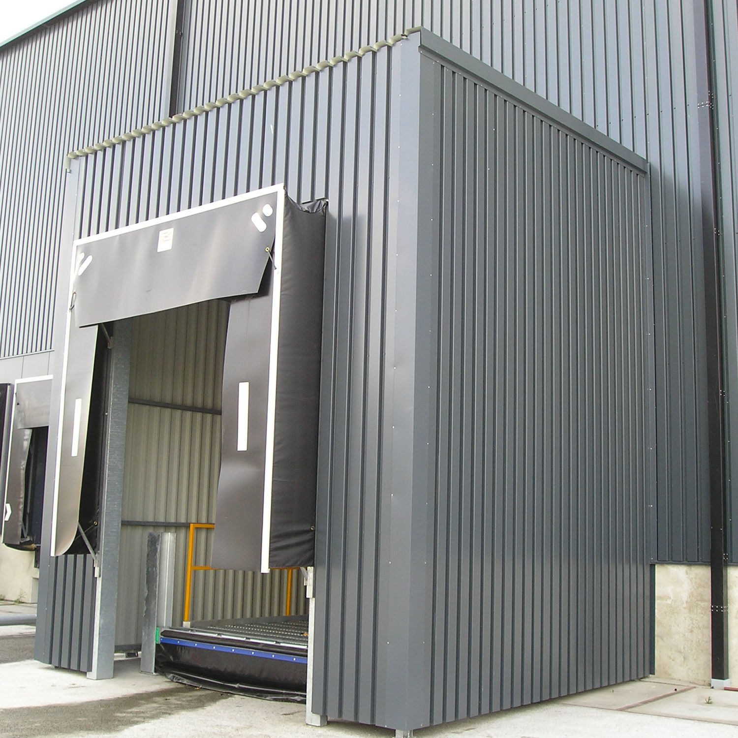 Truck dock shelter - SACO AIRPORT EQUIPMENT - loading