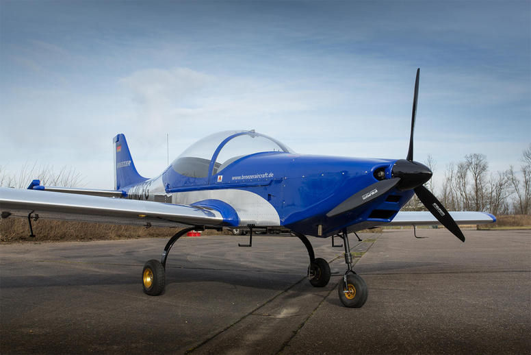 Towing aircraft B4006 Breezer Aircraft GmbH & Co. KG tourist