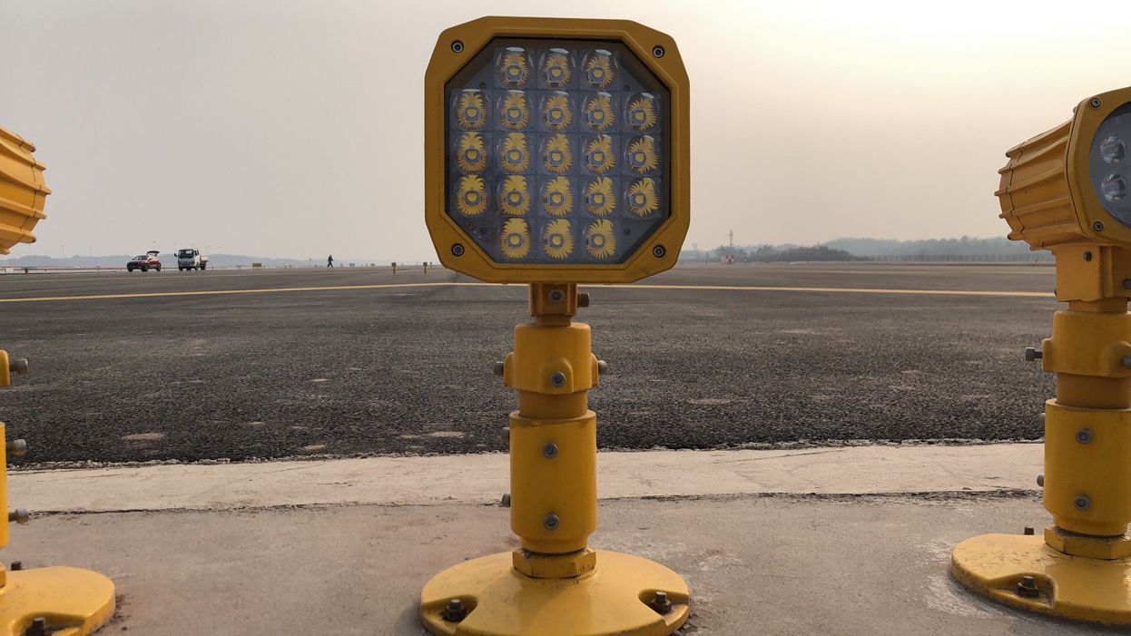 Approach lighting system AES AIRFIELD EQUIPMENT & SERVICES SL for airport / LED / flashing