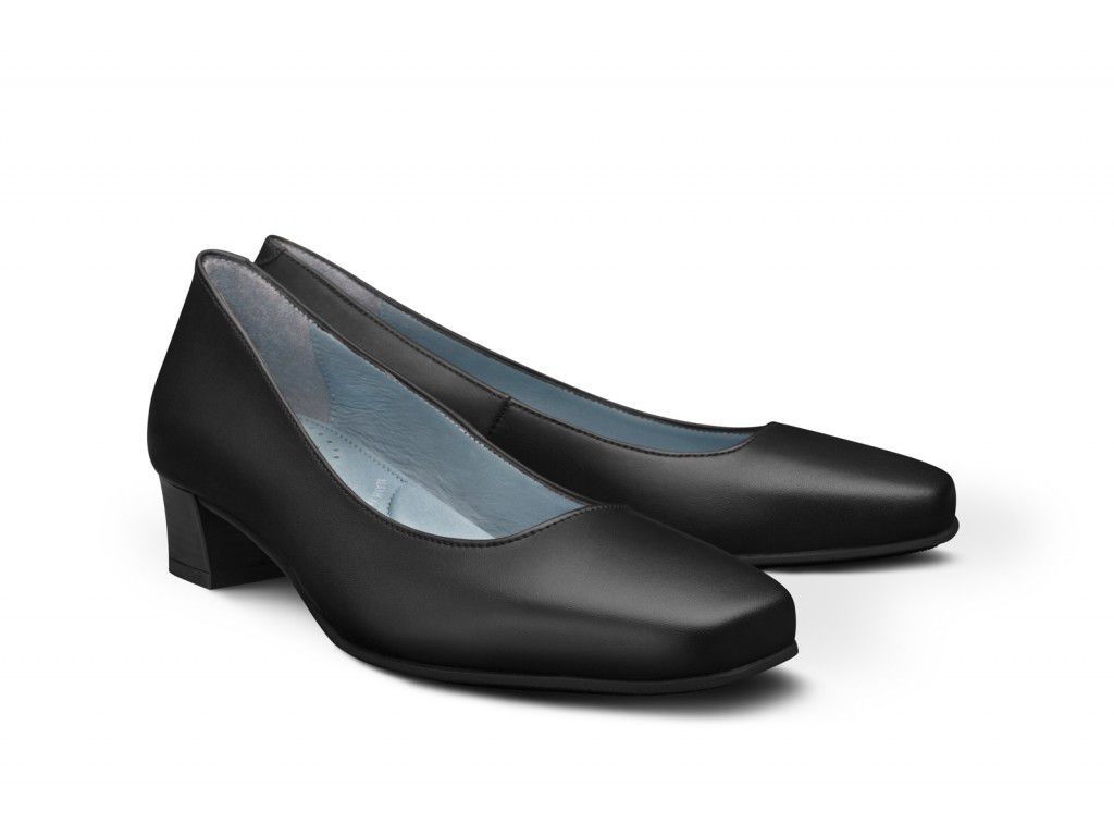 flight attendant shoes