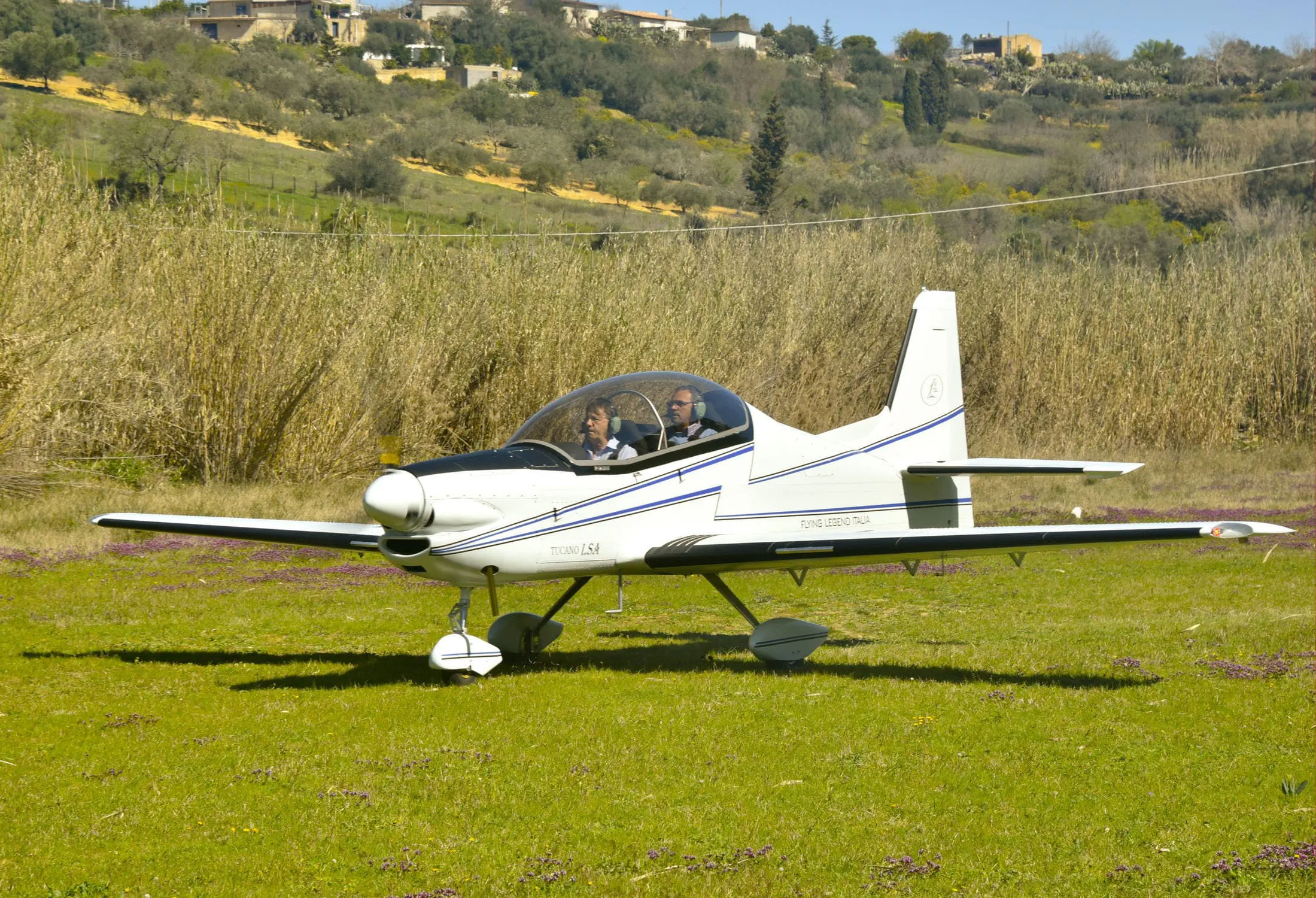 Aeronave leve esportiva de 2 lugares - TUCANO LSA - Flying Legend