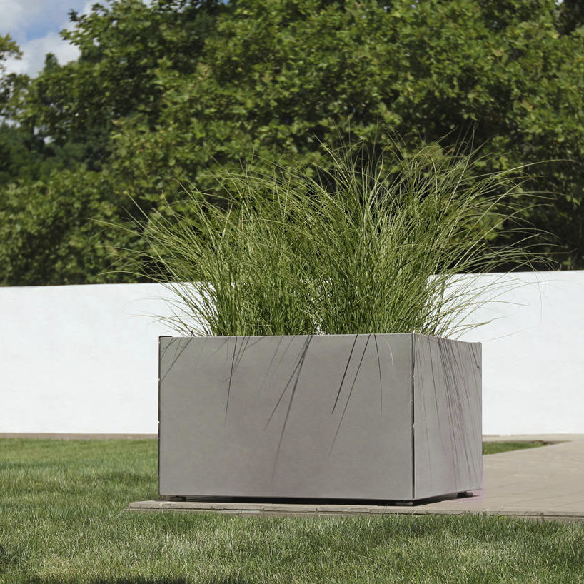 Airport planter Miter Forms+Surfaces stainless steel / steel