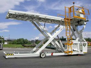 scissor high loader / freight / with shelves / for airports