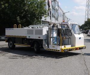 self-propelled potable water truck