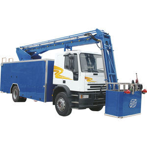 aircraft de-icing vehicle