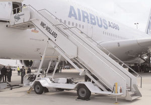 boarding stairs / self-propelled / for aircrafts / for passengers