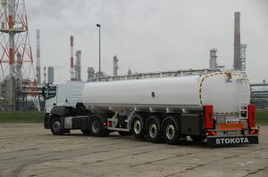 self-propelled refueller