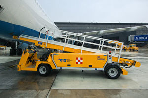 self-propelled baggage belt loader / for airports