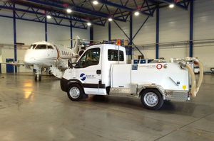 self-propelled lavatory truck / for airports