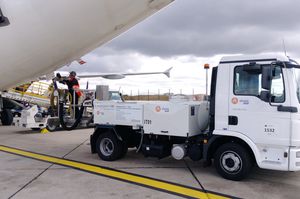 self-propelled toilet truck / for airports
